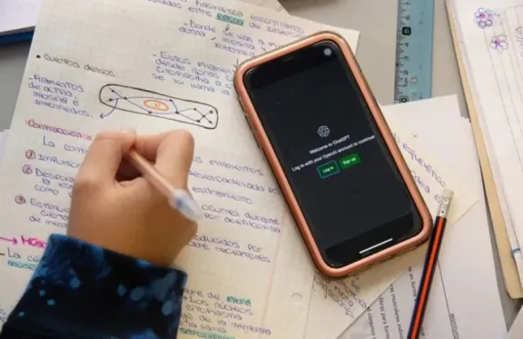 En Argentina, 2 de cada 3 alumnos usan <b>Inteligencia Artificial</b> para hacer la tarea thumbnail