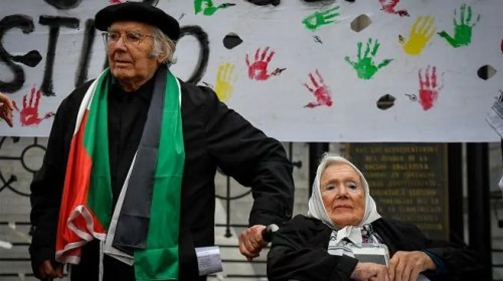 Perez Esquivel y Nora Cortiñas en la marcha del viernes 3 de noviembre frente al Congreso