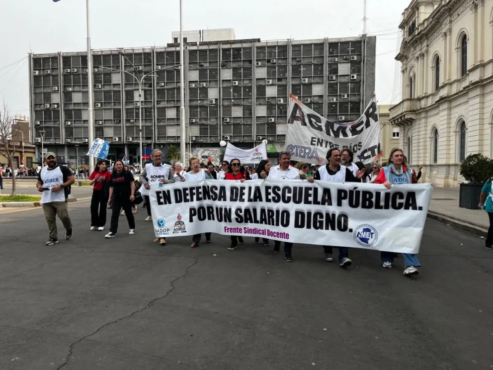 Bandera de arrastre de la marcha docente. Foto: APFDigital