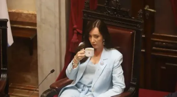 Villarruel presiona a Manuel Adorni para que se presente en el mes de junio al Senado
