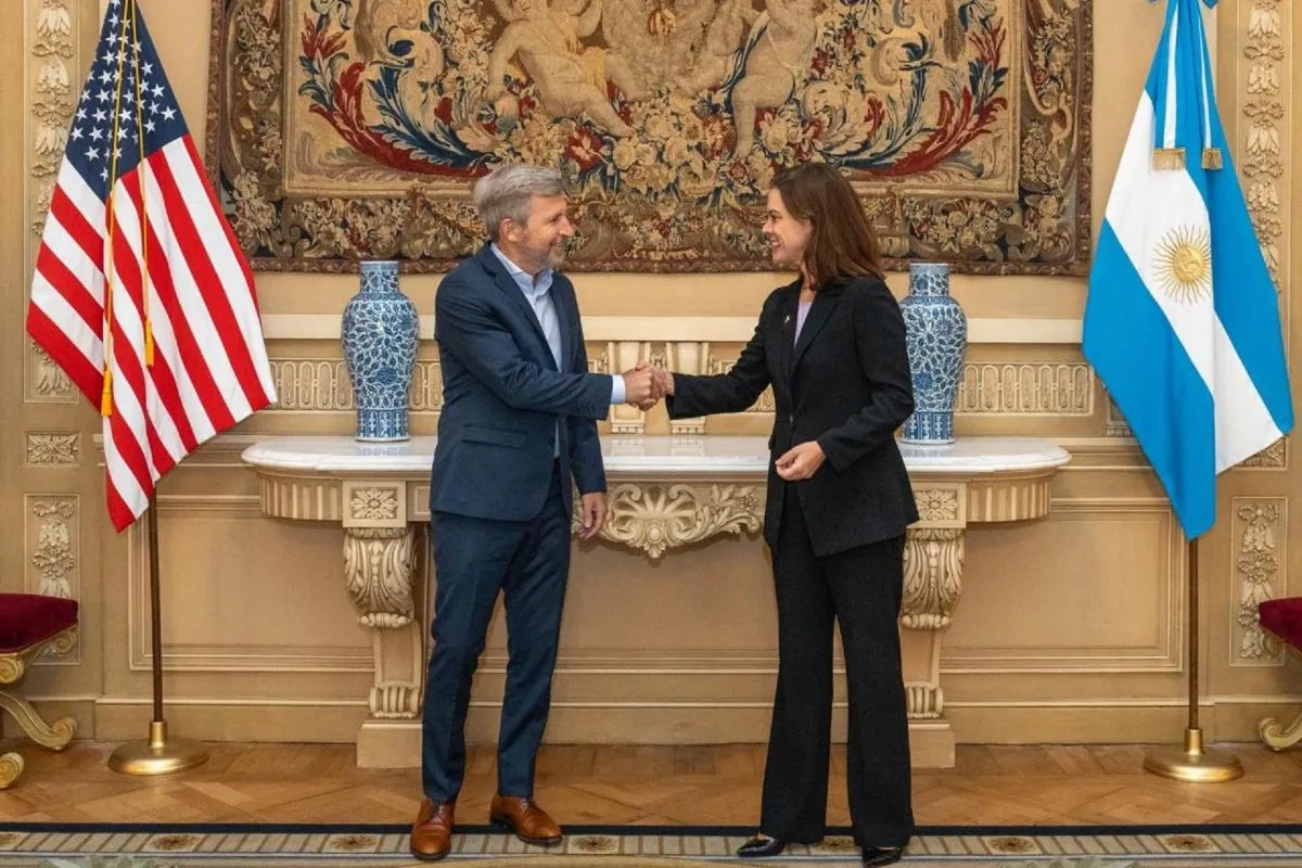 Reuni&oacute;n en la Embajada