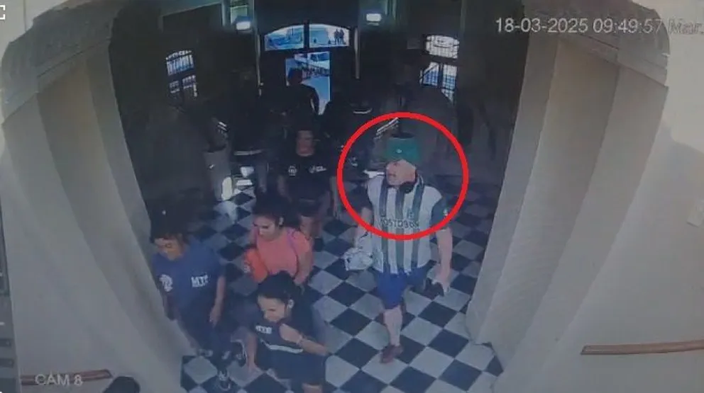 En el círculo, el cabecilla del grupo que irrumpió esta mañana a la Municipalidad.