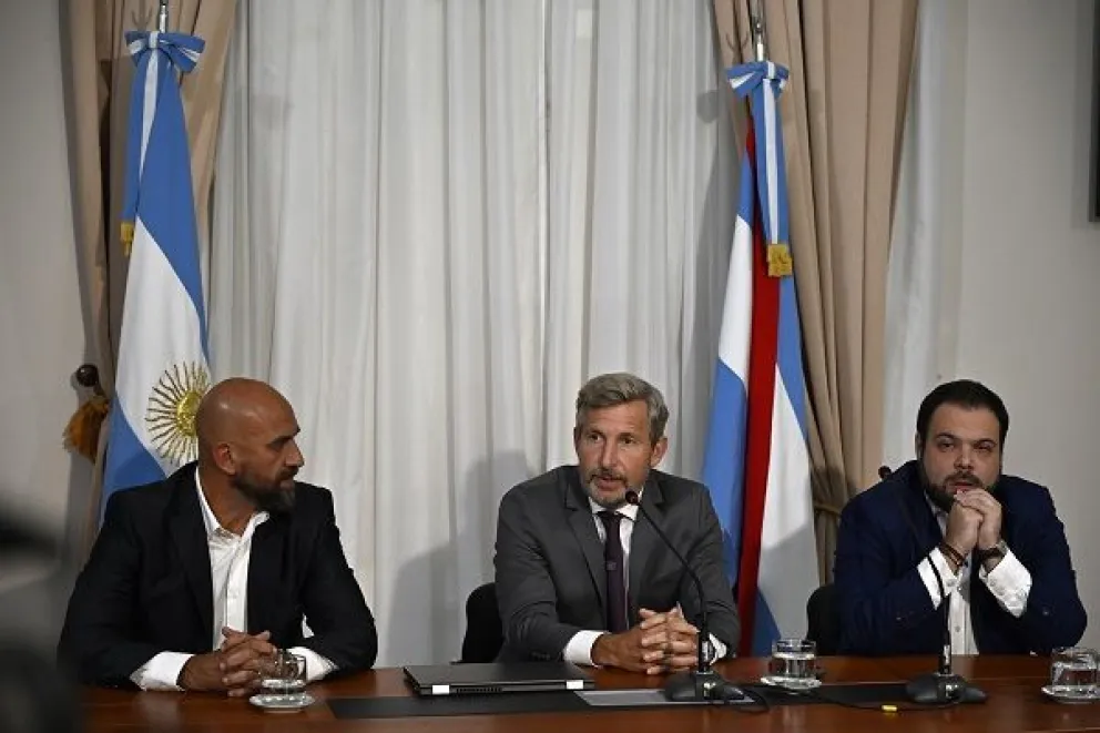 Conferencia de prensa anunciando el proyecto de ley  una obra social para la provincia. Foto de APFDigital.