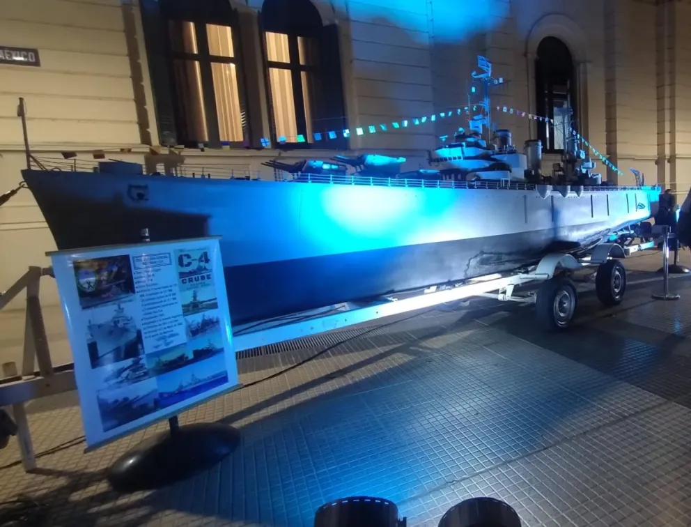 Replica del crucero ARA General Belgrano. Foto de APFDigital.