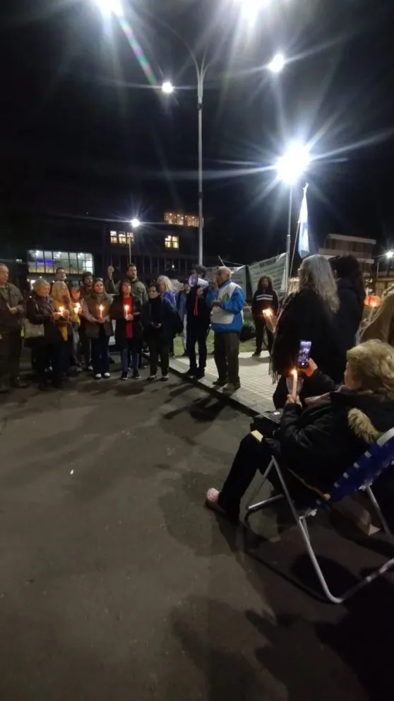 Tomás Caíno hizo uso de la palabra en el cierre de la protesta. Foto de APFDigital