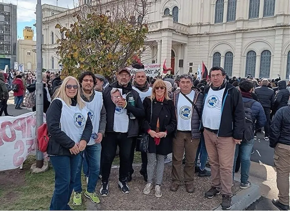 Delegados del gremio estuvieron presente en el acampe frente a Casa de Gobierno en rechazo al proyecto. Foto de AMET