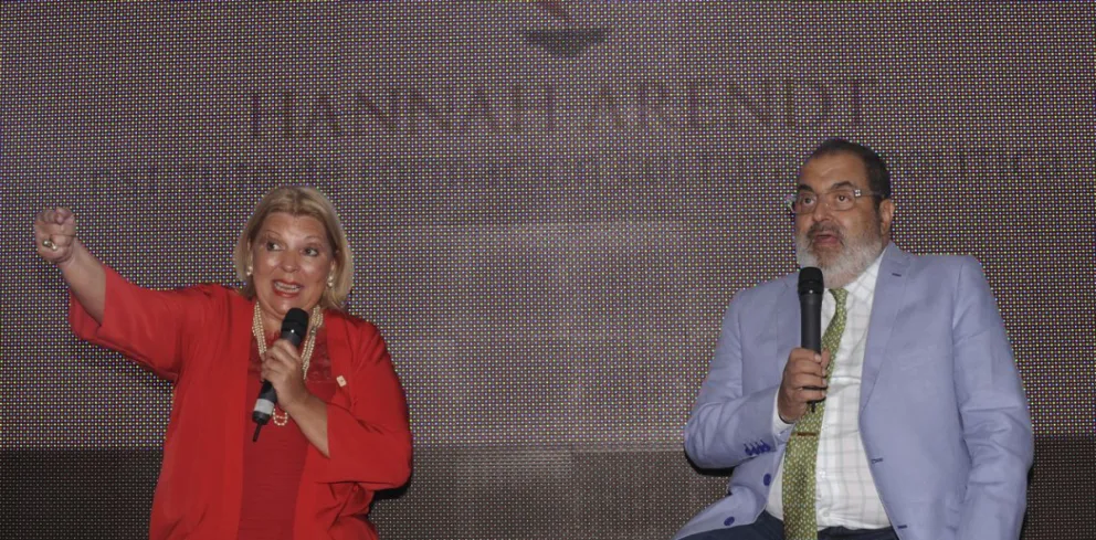 Carrió junto a Lanata en 2013, durante un evento en la Instituto Hannah Arendt. 