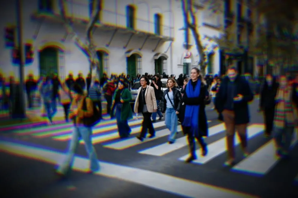 Stefanía Cora en la movilización que se realizó este miércoles frente al Congreso. Foto de su cuenta de X (@StefaniaCoraOK)
