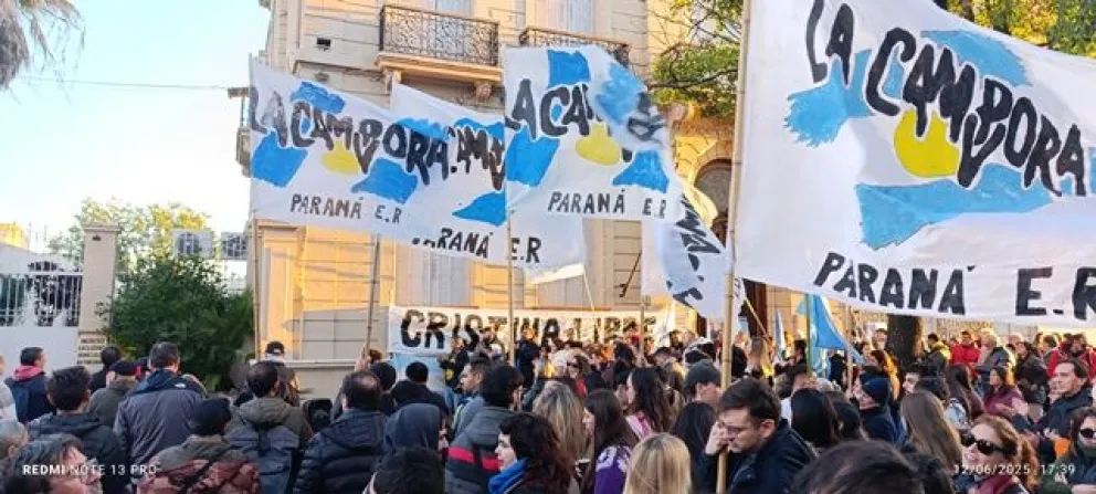Movilización del PJ Entre Ríos bajo la consigna "Cristina libre". Foto de APFDigital