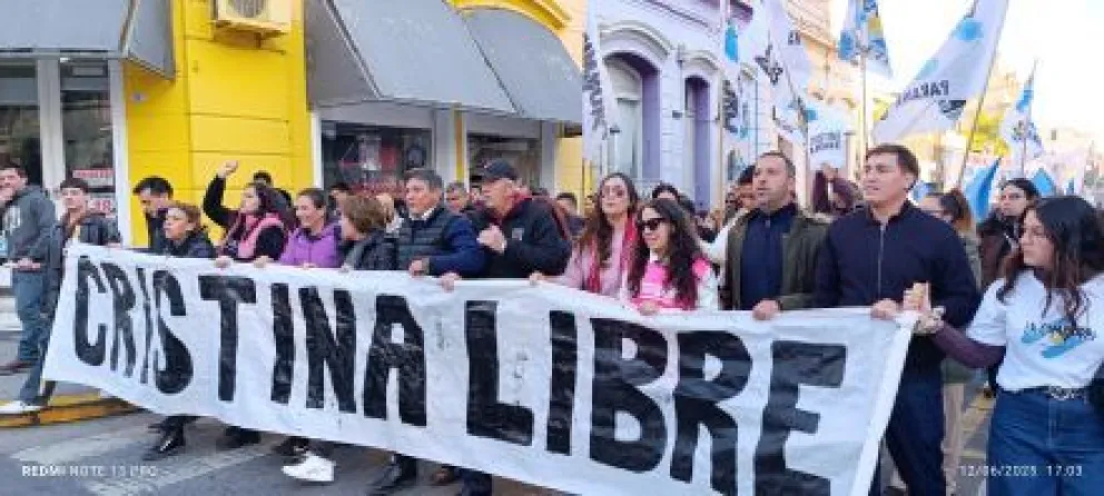 Movilización del PJ Entre Ríos en rechazo a la condena de Cristina. Foto de APFDigital