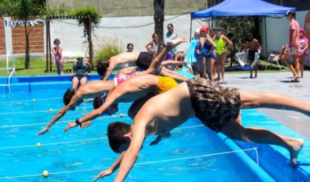 Todo establecimientos con piscina de acceso público, sea público o privado, debe tener obligatoriamente un DEA, insumos para anafilaxia, suero antiofídico y personal capacitado para utilizarlos