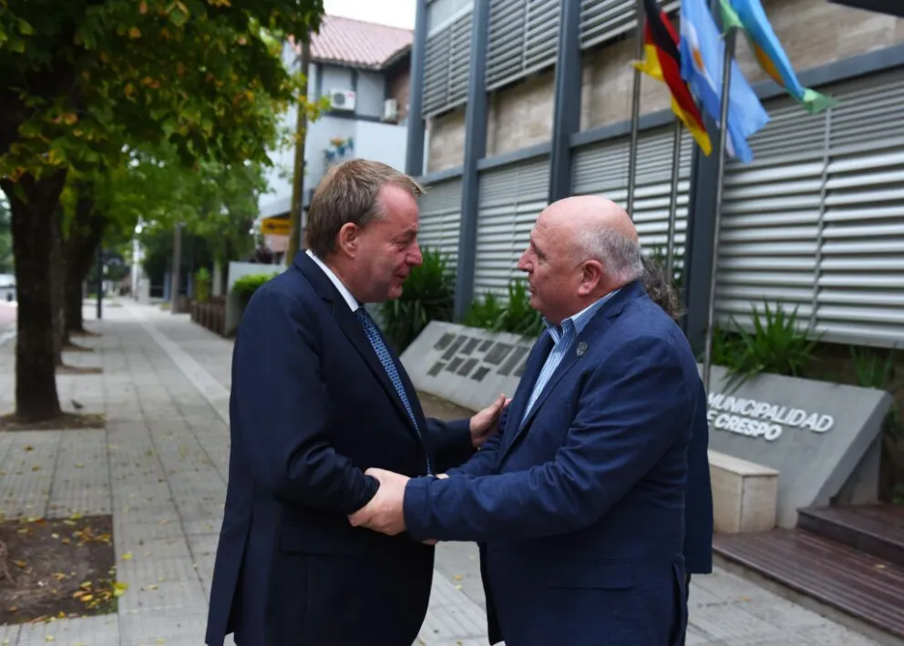 Dieter Lamlé, embajador de la República Federal de Alemania en Argentina (izquierda) y el intendente de Crespo, Marcelo Cerutti (derecha)