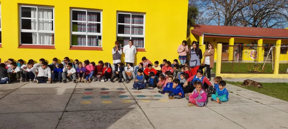 Alumnos de la Escuela Primaria "Naciones Unidad" corren el riesgo de quedarse sin transporte para ir a la estudiar.
