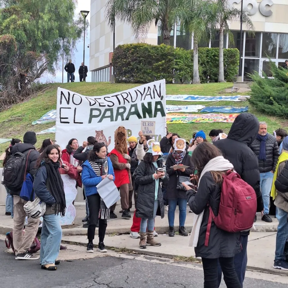 Imágenes de la protestas en las afueras del CPC. Foto de la cuenta @BlancaOsunaOK