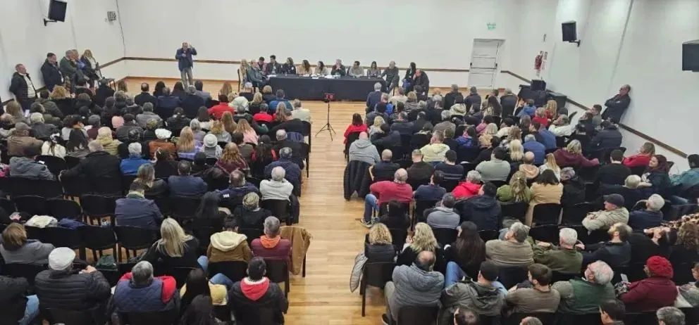 La UCR  se juega una carta clave este sábado: definir si abre sus puertas a un polémico acuerdo con el partido de Javier Milei.