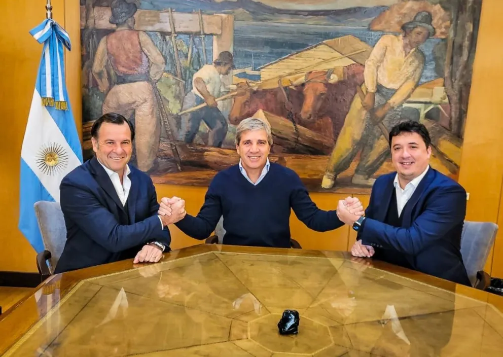 Marcos Ayerra (a la izquierda), el ministro de Economía Luis Caputo (centro) y Esteban Marzorati ( a la derecha de la foto)
