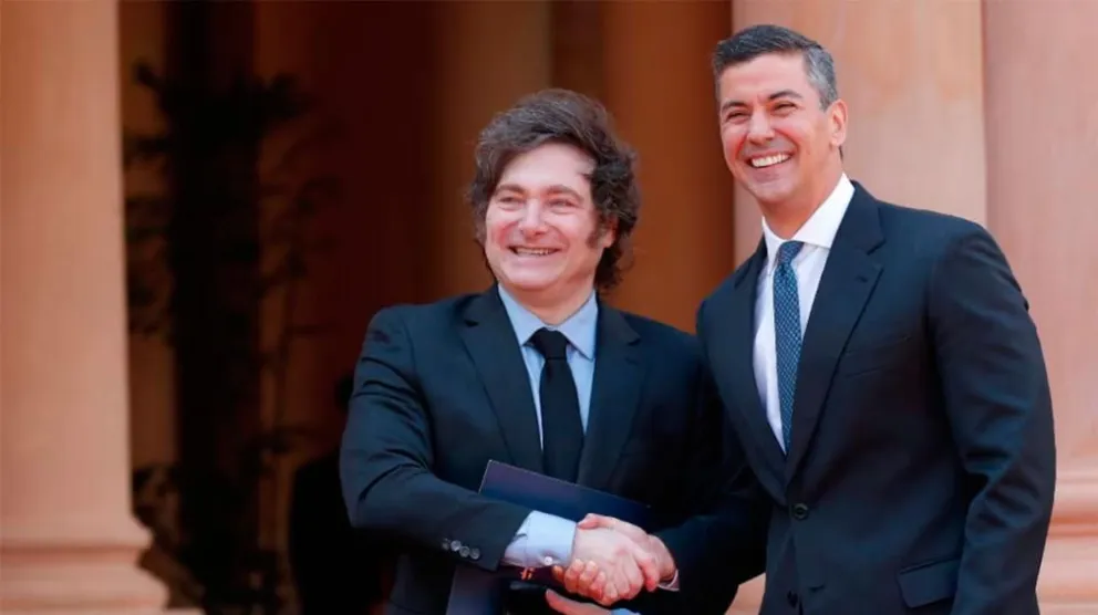Javier Milei junto a Santiago Peña (presidente de Paraguay) 