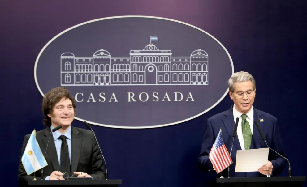 Javier Milei junto a Scott Bessent cuando el estadounidense lo visitó en Abril. 