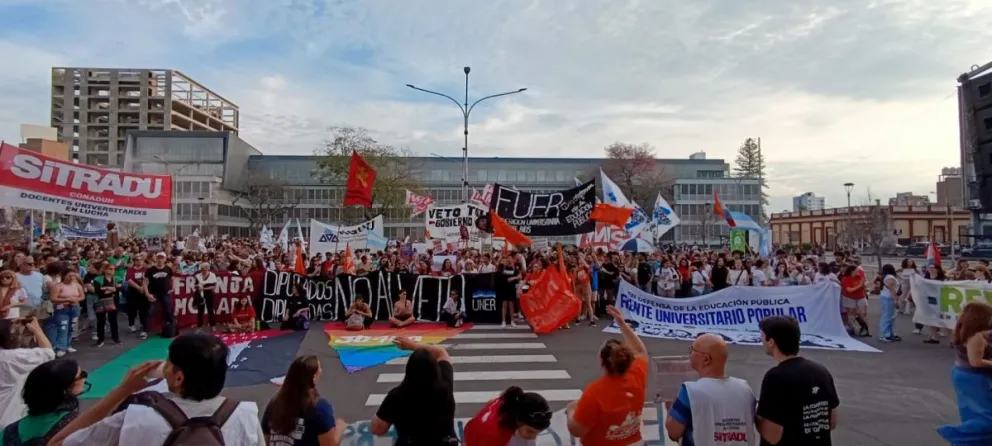 Momento de lectura de documento. Foto de APFDigital