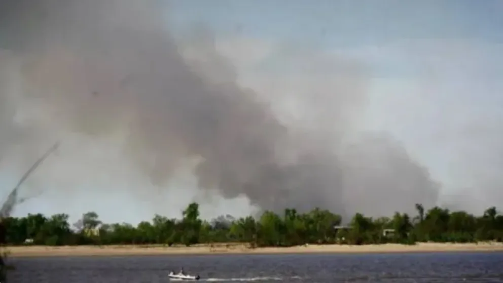 Volvieron los incendios a las islas entrerrianas del Delta y el humo cubre Rosario
