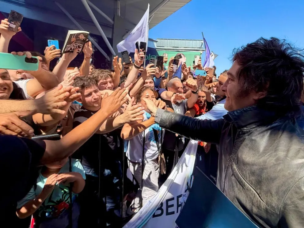 Paso fugaz del mandatario por la capital santafecina. Foto de La Libertad Avanza. 