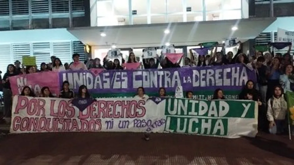 Convocatoria en la puerta del Poder Judicial de Entre Ríos. Foto de APFDigital. 