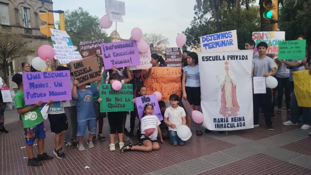 Concentración en Plaza Alvear pidiendo el no cierre de la institución educativa. Foto de APFDigital. 
