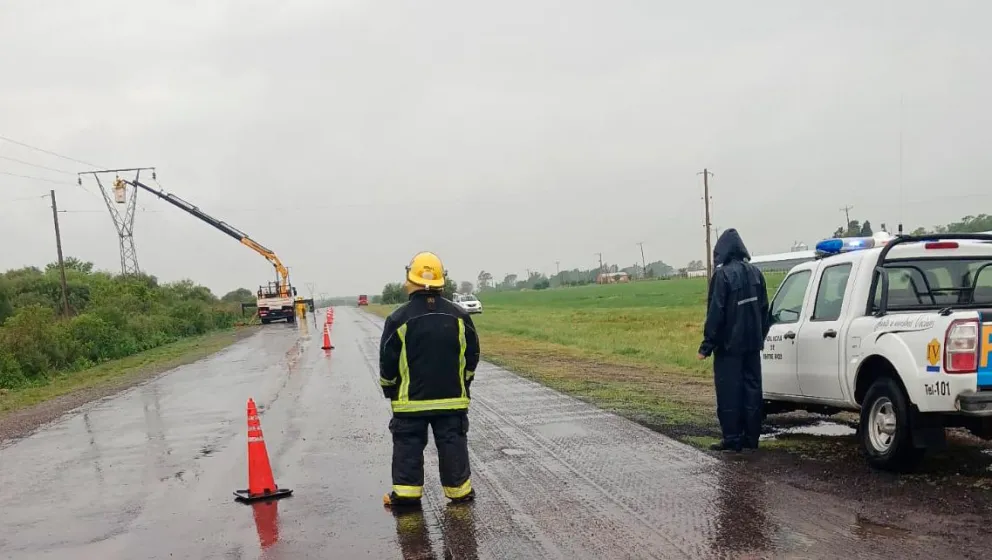 Intervención de los Bomberos y la Policía tras la caída del cable. Foto de FM Riel