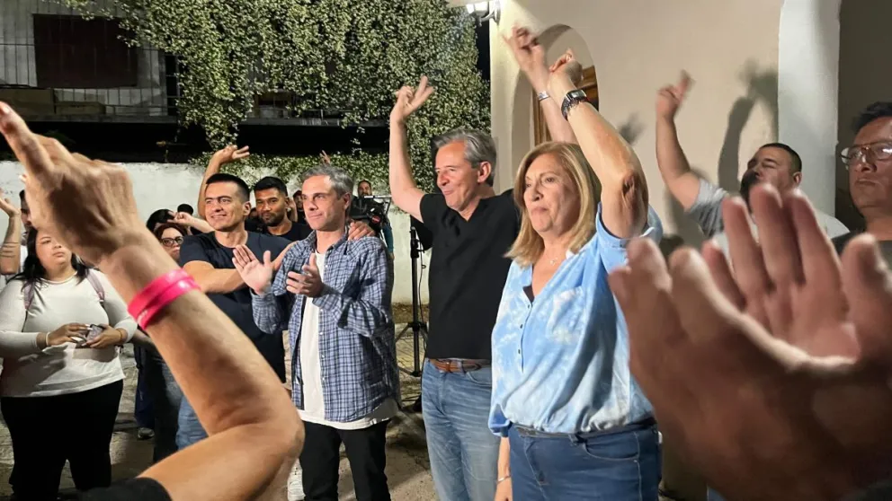 Los legisladores electos junto a la militancia tras la publicación de resultados. Foto de APFDigital