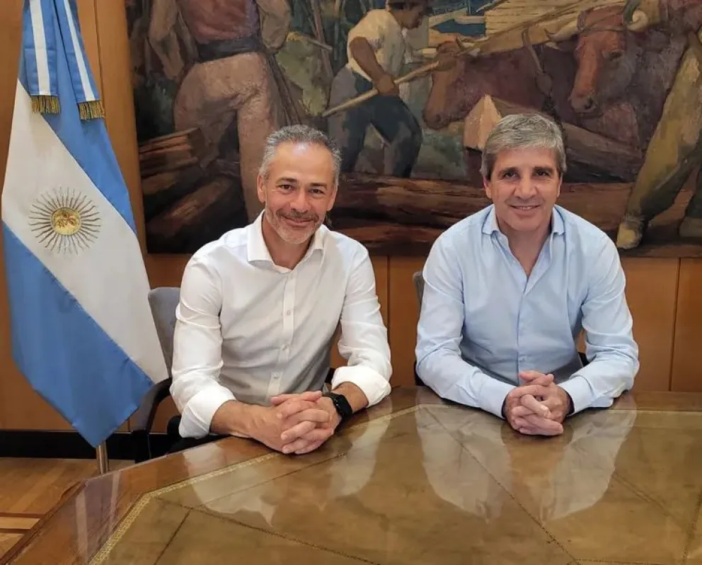 Luis Caputo junto al nuevo secretario de Finanzas, Alejandro Lew.
X (@LuisCaputoAR)