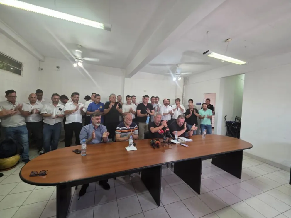 La conferencia de prensa de UTA Paraná culminó con aplausos por parte de los representantes gremiales y choferes, Foto de APFDigital