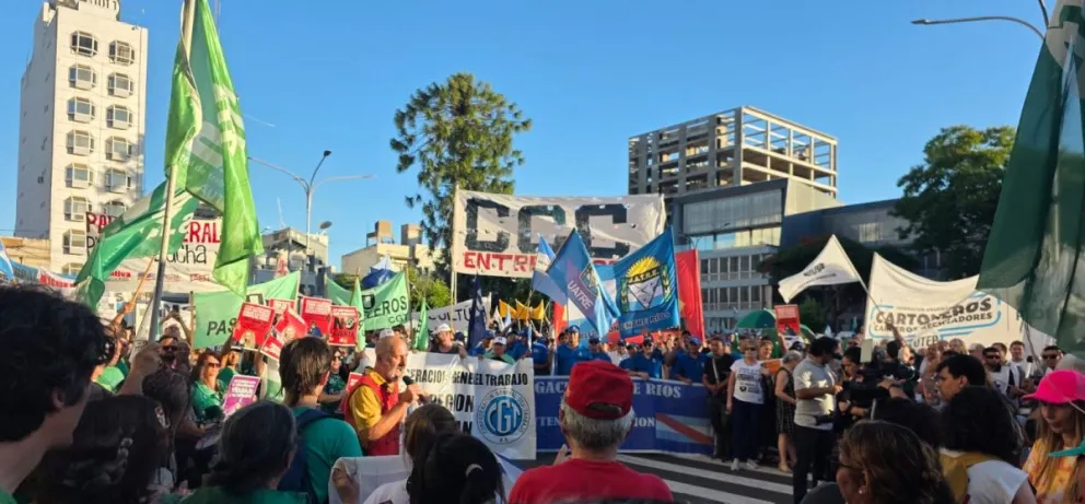 Manifestación de la CGT y múltiples sectores en Plaza Mansilla. Foto de APFDigital
