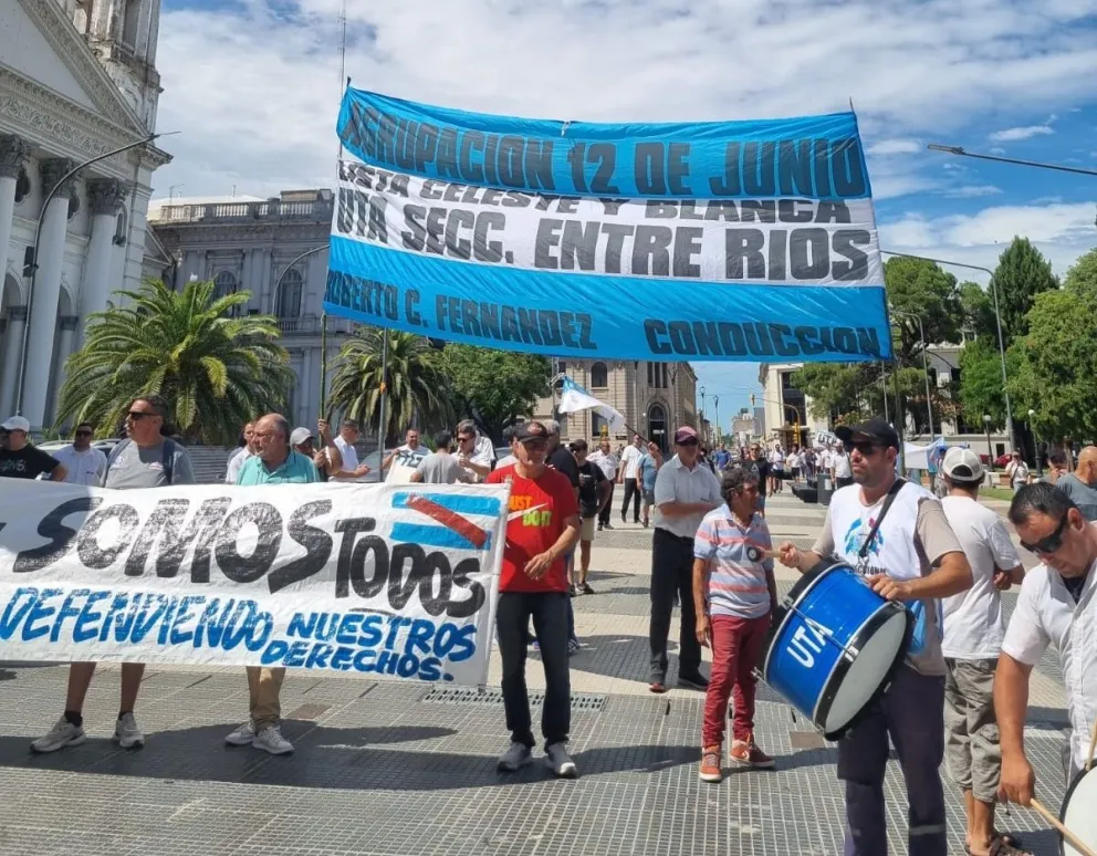 Protesta de UTA y choferes en Plaza 1 de Mayo pidiendo la incorporación a San José Paraná. 