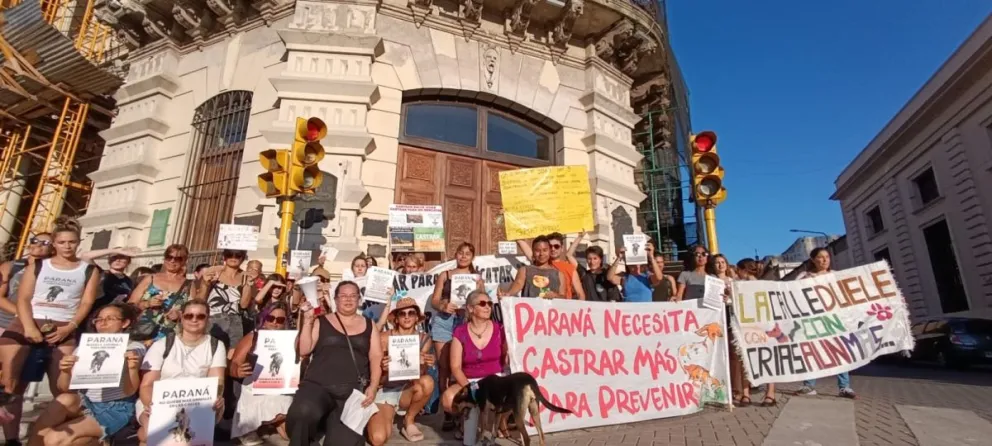 Manifestantes de la ciudad frente a la puerta de la Municipalidad exigiendo el buen funcionamiento de los operativos de las castraciones. 
Foto APFDigital 
