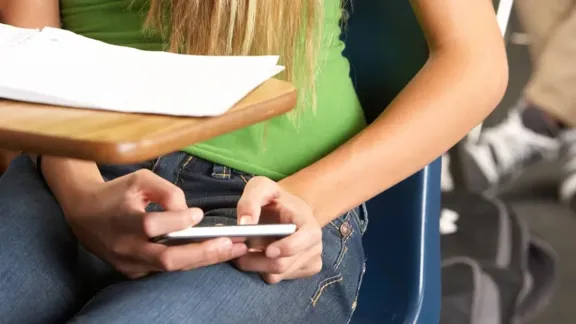 Nuevo proyecto de ley sobre uso de celulares en el aula busca prevenir patologías asociadas a la hiperconectividad