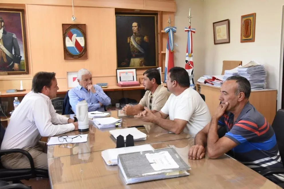 Reunión entre Lauritto y Pablo Poggio, Alejandro Péssaro y Julio Oscar Romero, representantes de los choferes de las dos empresas de transporte urbano de la ciudad