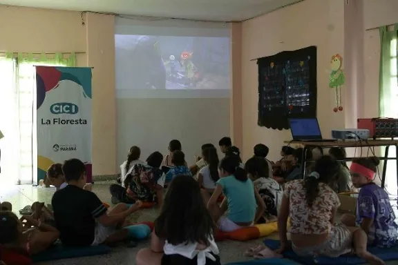 Niños y niñas de Paraná disfrutaron de una jornada de cine en el CIC I de La Floresta