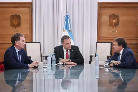 El Gobierno recibió a otro gobernador aliado y suma nuevos respaldos para la reforma laboral
