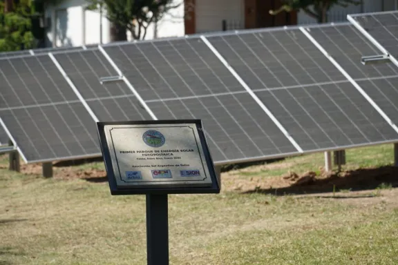 Colón inauguró su primer parque de energía solar fotovoltaica en la Planta Potabilizadora de Agua