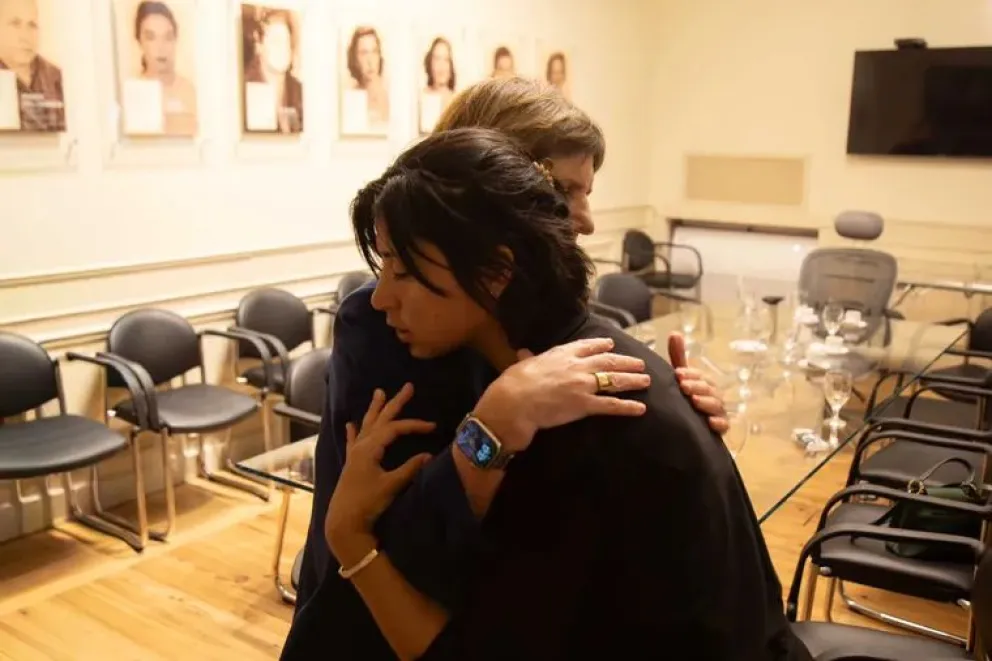 El abrazo entre Patricia Bullrich y la mamá de Jeremías Monzón. Prensa Patricia Bullrich
