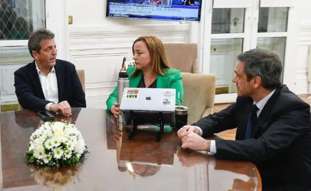 Los diputados Cecilia Moreau y Guillermo Michel junto a Sergio Massa