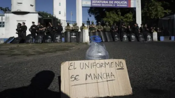 Conflicto policial en Rosario: Reunión dilatada con la Provincia y vuelta de la protesta frente a la Jefatura