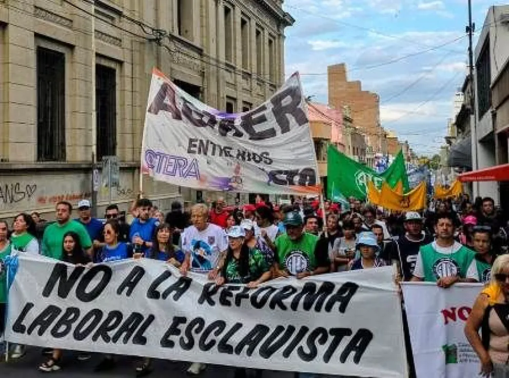 Movilización en Paraná contra la reforma laboral. Foto de APFDigital