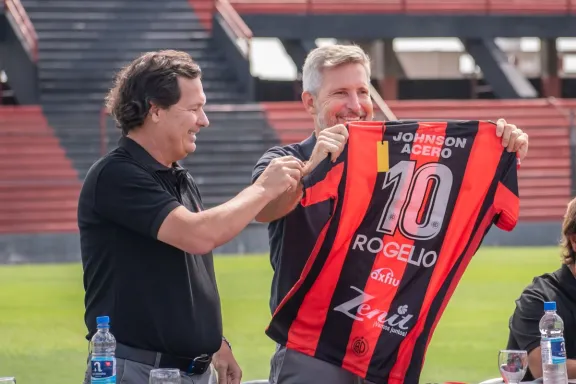 Frigerio acompañó la presentación del plantel y de la nueva camiseta de Patronato