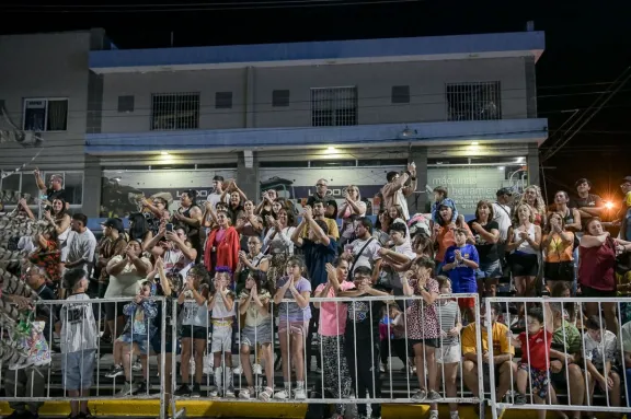 A puro baile y alegría, Paraná vivió la primera noche de los Carnavales 2026