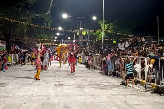 Paraná vibró en la tercera noche de competencia de los Carnavales 2026