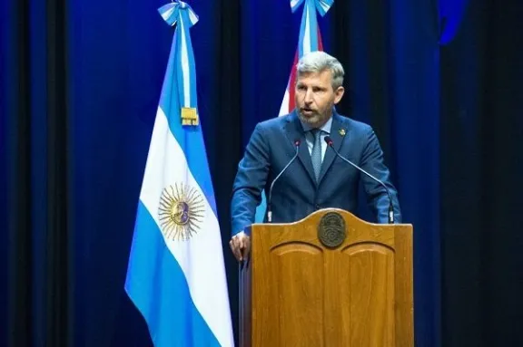 Frigerio llamó a trabajar por una Argentina “con más oportunidades, desarrollo y futuro” en el Día de la Bandera