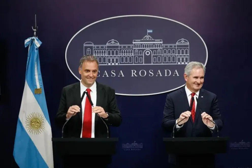 Manuel Adorni y Pablo Quirno en conferencia de prensa