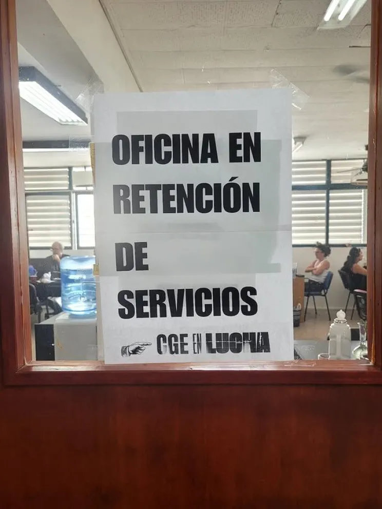 Carteles colocados en las oficinas del CGE. Foto de ateentrerios.ok