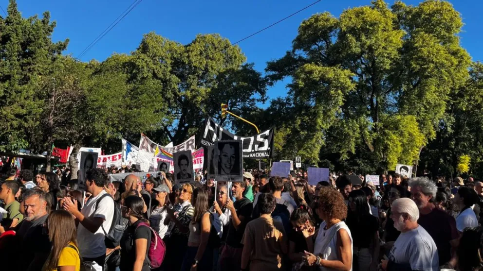 Multitudinaria marcha en Paraná por el Día Nacional de la Memoria Multitudinaria marcha en Paraná por el Día Nacional de la Memoria